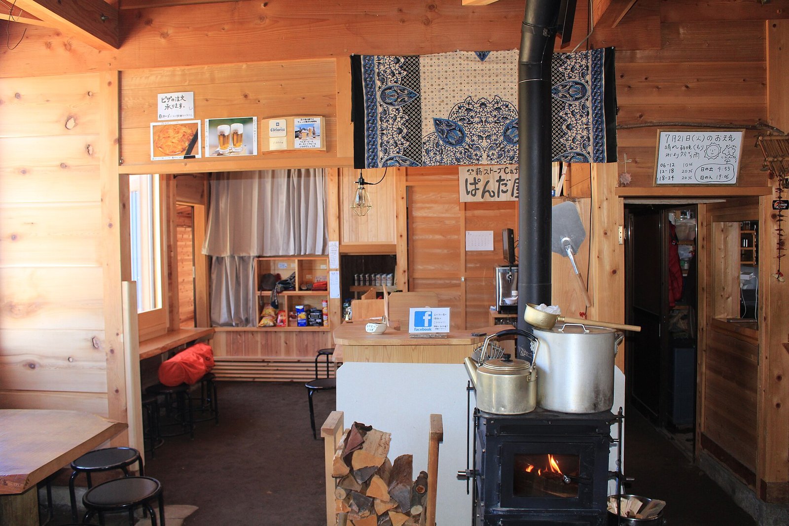 Poêle à bois allumé
